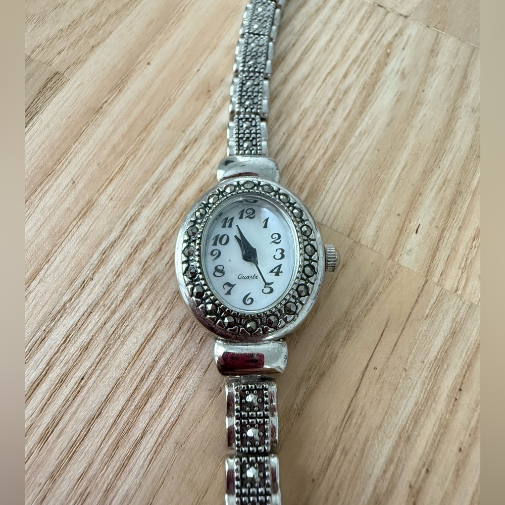 Unbranded ladies dainty silver tone watch NEW BATTERY